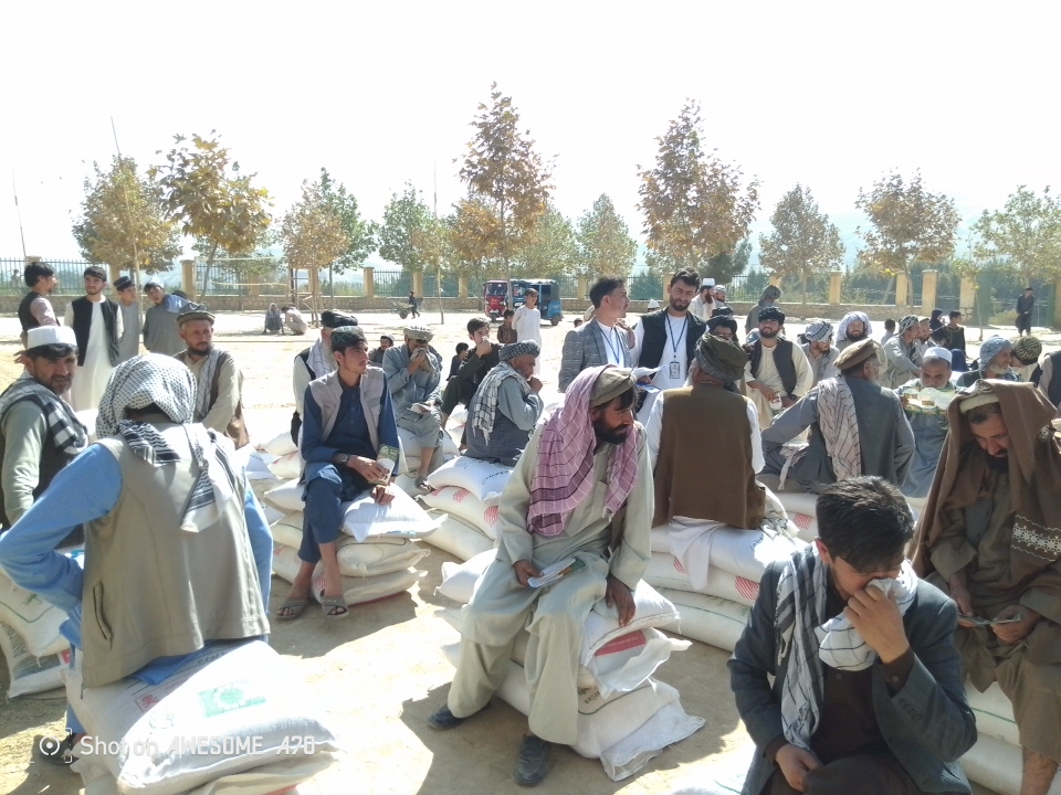برگزاری برنامه آموزشی و توزیع تخم بذری اصلاحشده گندم برای دهقانان ولسوالی بنگی تخار