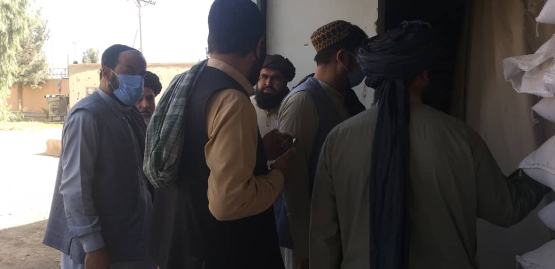دکرنې وزارت پلاوي د هلمند له زېرمه شوو خوراکي غنمو څخه لیدنه وکړه