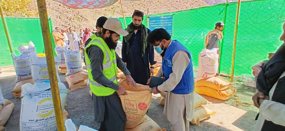 د خوست موسی خېل ولسوالی کې پر ۴۸ بزګرانو د غنمو اصلاح شوي تخمونه او کیمیاوي سرې وویشل شوې