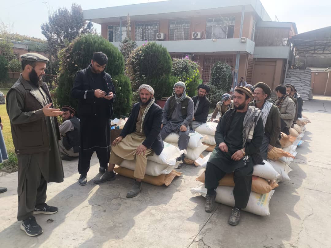 توزیع بستههای تخم بذری اصلاحشده و کود کیمیاوی برای دهاقین در تالقان