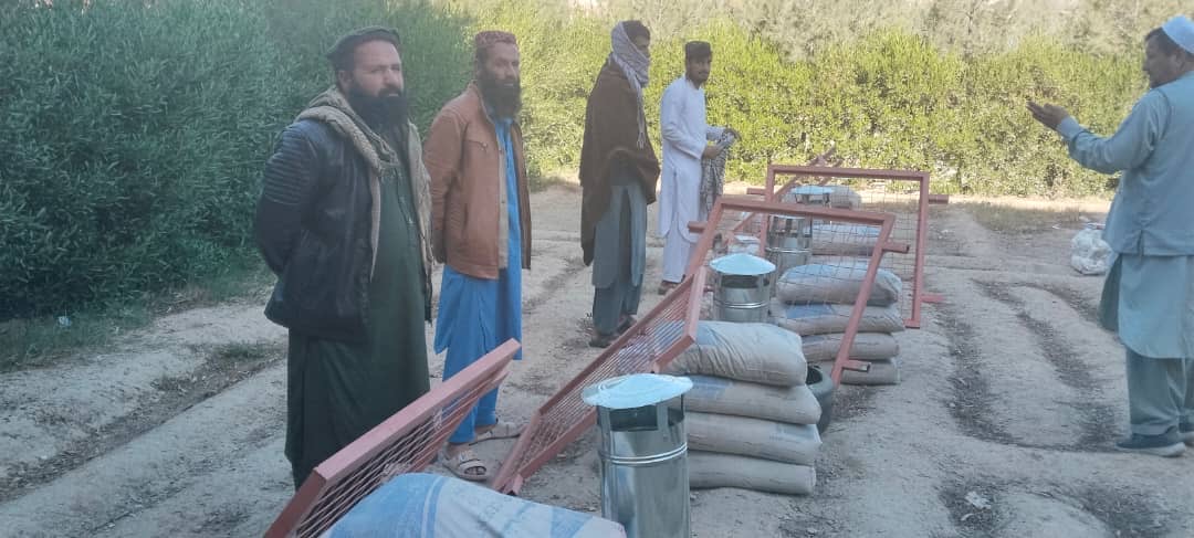 لغمان کې  یوشمېر مالدارانو ته د څارویو د غوجلو د ترمیم لپاره اړین وسایل او توکي ووېشل شول