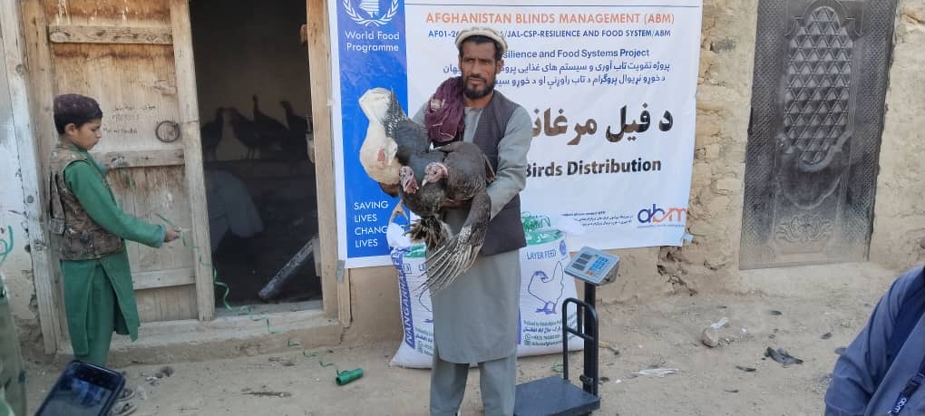 د لغمان علیشنګ ولسوالی کې ۷۷ اړمنو کورنیو سره د اوښ‌مارغه مرسته ترسره شوه