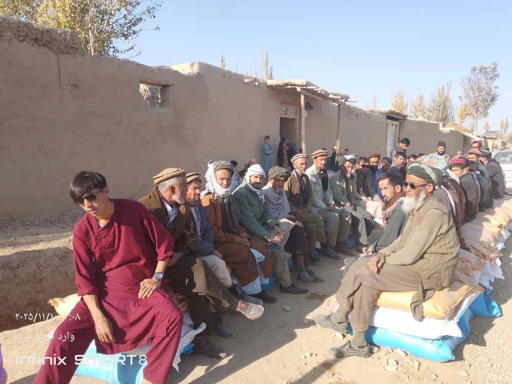 توزیع بسته‌های تخم بذری اصلاح‌شده و کود کیمیاوی برای دهاقین ولسوالی اشکمش تخار