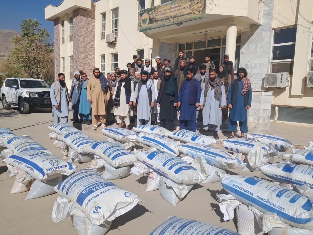 توزیع تخم اصلاح‌شده گندم و کودهای کیمیاوی برای دهقانان پیشقدم در کابل