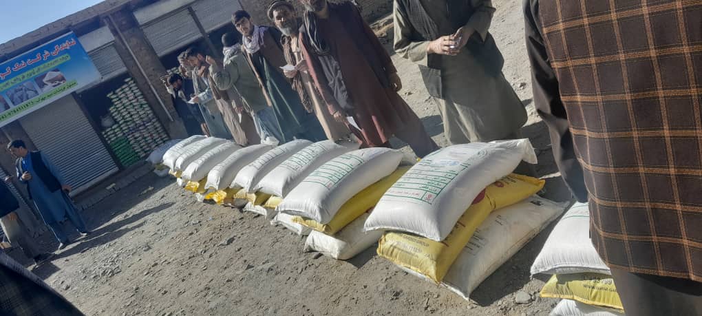 توزیع تخم بذری اصلاح‌شده و کودهای کیمیاوی برای ۵۰۰ دهقان در ولسوالی سیاه‌گرد ولایت پروان