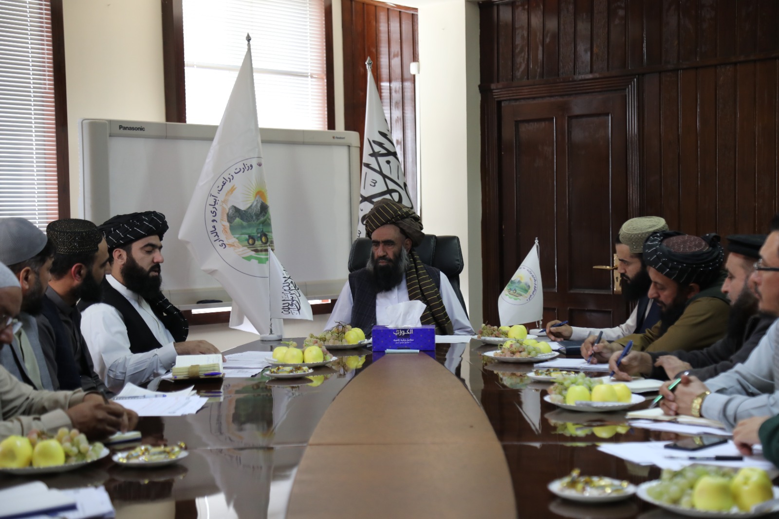 د کرنې وزارت د اوبولګولو او قدرتي سرچینو مرستیال د چارو ادارې د پروژو د همغږۍ له رییس سره وکتل