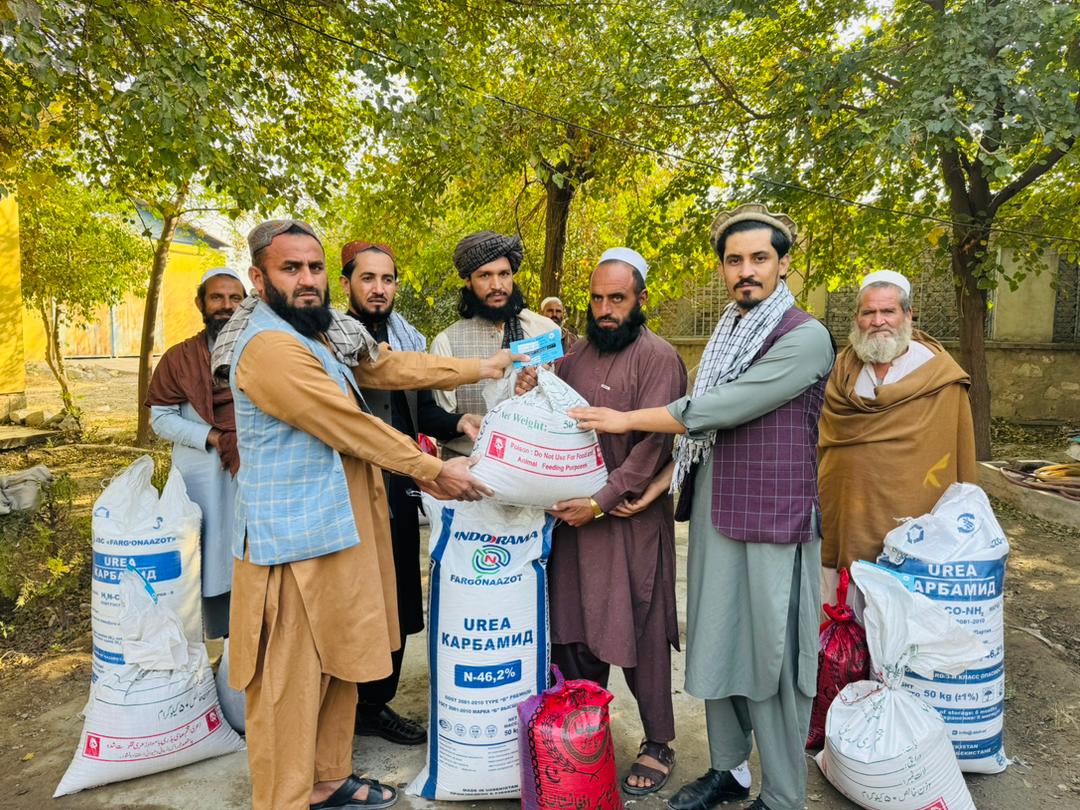 ننګرهار کې د غنمو ننداریزو کروندو جوړولو په پار پر یوشمېر بزګرانو مرستې ووېشل شوې 