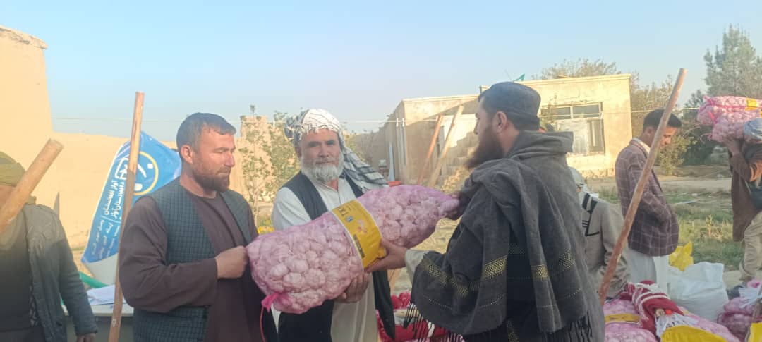 توزیع پیاز، سیر و کود کیمیاوی برای دهقانان ولسوالی‌های خانقاه و آقچه جوزجان