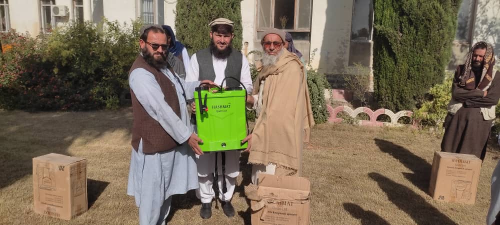 خوست کې د شنوخونو لرونکو سره د چارچي درملو شیندلو پمپونو مرسته وشوه