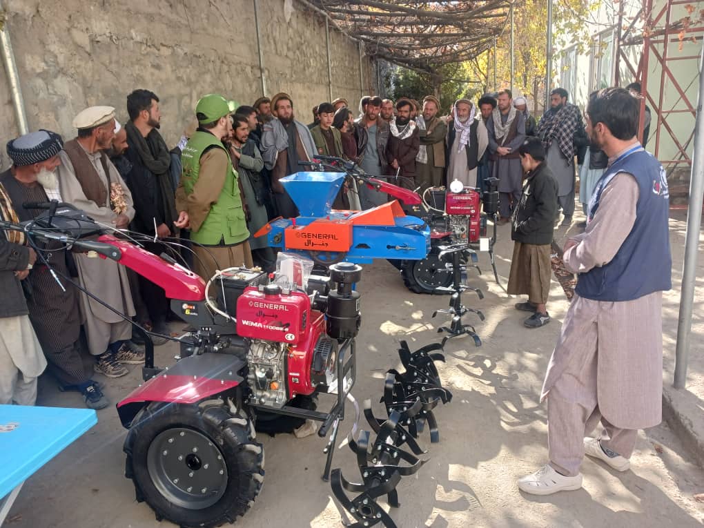 ریاست زراعت، آبیاری و مالداری ولایت بدخشان در چارچوب پروژه تقویت تاب‌آوری و سیستم‌های غذایی، دفتر شلتر فار لایف ۸ عراده ماشین قلبه دستی و ۴ عراده ماشین قطع‌کننده جواری را برای ۲۸۰ دهقان در ولسوالی‌های فیض‌آباد، بهارک، ارغنج‌خواه و تیشکان توزیع کرد. 