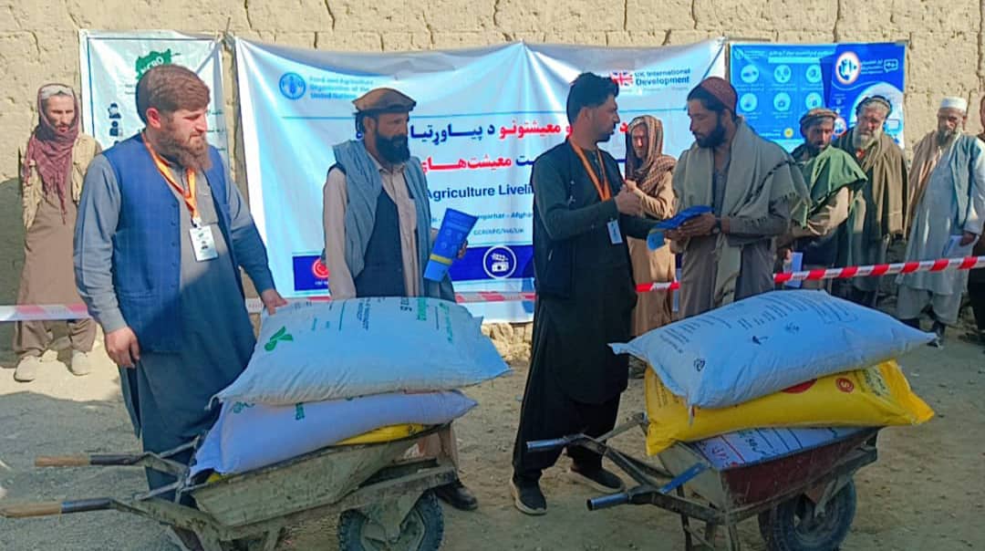 ننګرهار کې پر سلګونو بزګرانو د غنمو اصلاح شوي تخم او کیمیاوي سرې ووېشل شوې