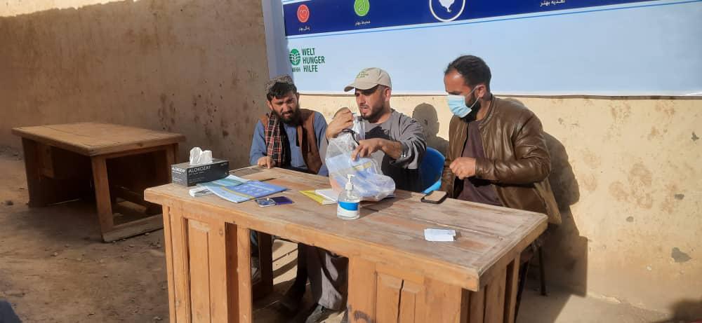 توزیع کمک‌های زراعتی برای دهاقین در ولسوالی کشنده بلخ