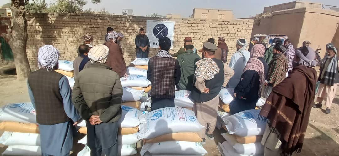 در ولسوالی شولگره ولایت بلخ، تخم‌های اصلاح شده غنم و سرِی کیمیاوی میان ده‌ها دهقان توزیع شد