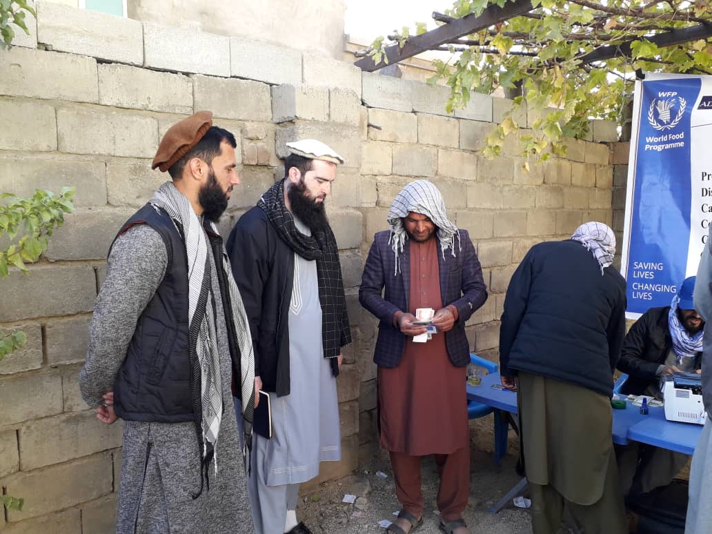 پرداخت کمک‌های نقدی برای مستفیدین برنامه‌های زراعتی در ولسوالی عنابه ولایت پنجشیر