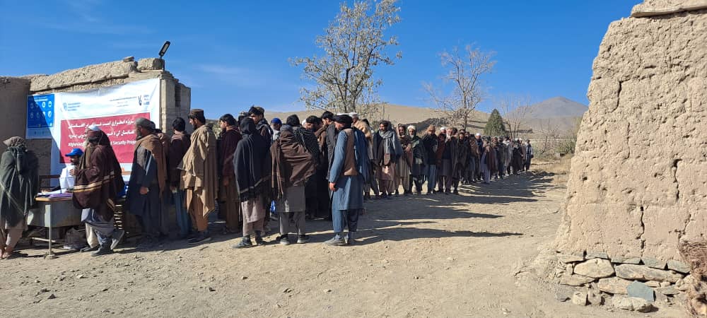 د میدان وردګو سیداباد ولسوالی کې ۹۴۶ تنه بزګران له اصلاح شوو غنمو تخمونو او کیمیاوي سرو برخمن شول