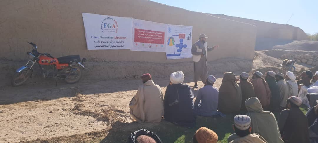 دهلمند موسی قلعه ولسوالی کې پر سلګونو بزګرانو اصلاح شوي تخمونه وېشل کېږي 