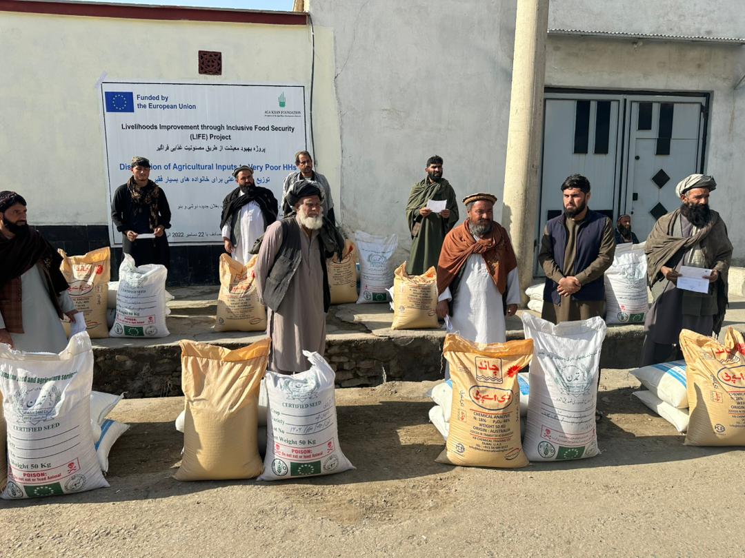 توزیع بسته‌های زراعتی برای دهاقین ولسوالی‌های خنجان و نهرین بغلان