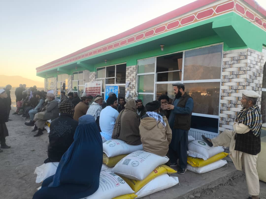 توزیع تخم‌های بذری اصلاح‌شده و کودهای کیمیاوی برای دهاقین در ولسوالی اشکمش