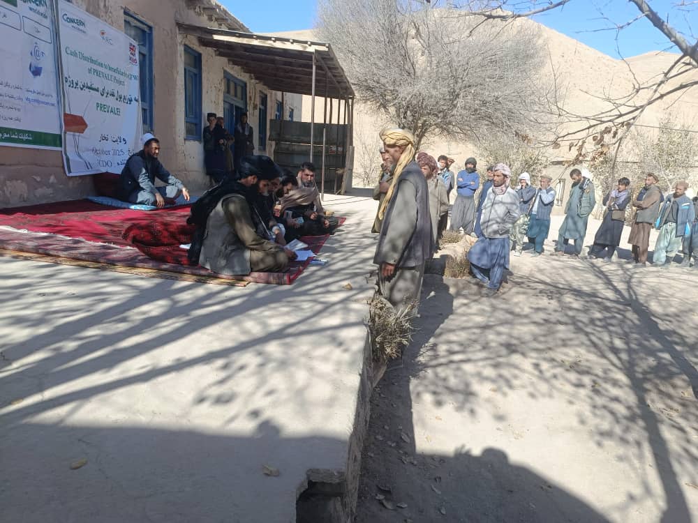 توزیع مزد کارگران پروژه مدیریت آب‌ریزه‌ها در ولسوالی چال تخار