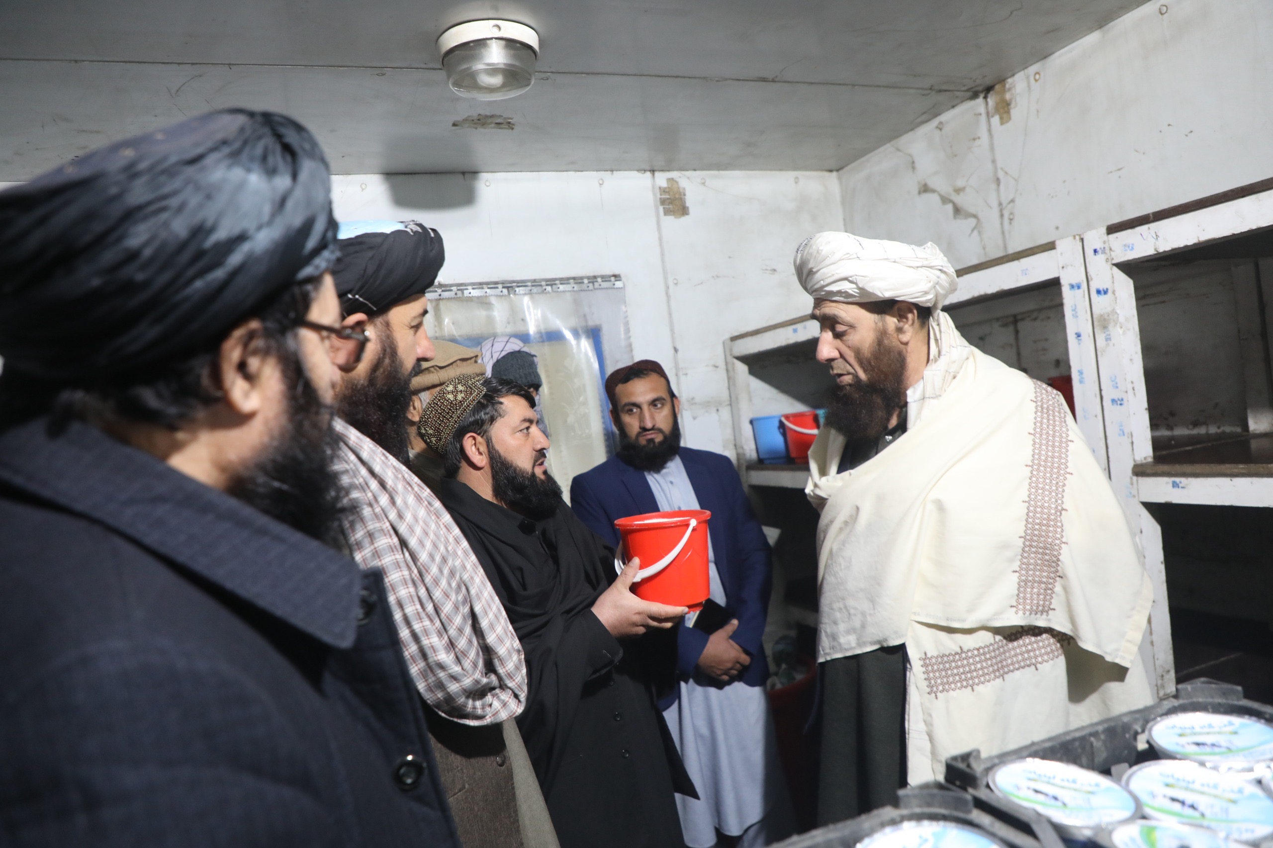 د کرنې او مالدارۍ مرستیال د ګذرګاه لبنیاتو فابریکې څخه لیدنه وکړه