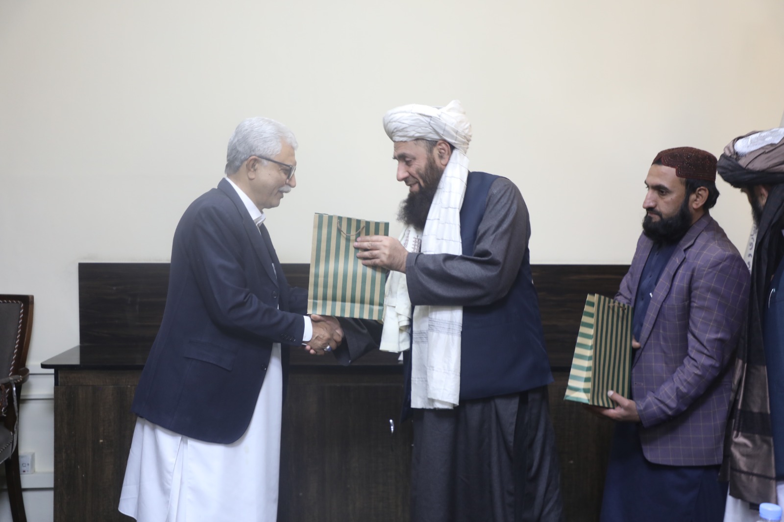 د افغانستان د کرنې او مالدارۍ مرستیال د ایران  دکرنې جهاد وزارت له مرستیالې سره په کابل کې وکتل