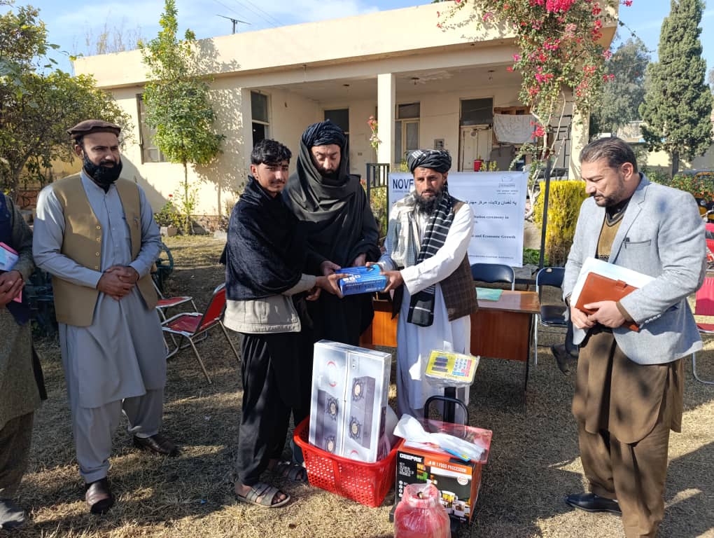 لغمان کې ۱۷۵ کورنیو ته د سبو او مېوو د پروسس توکو ویش لړۍ پیل شوه