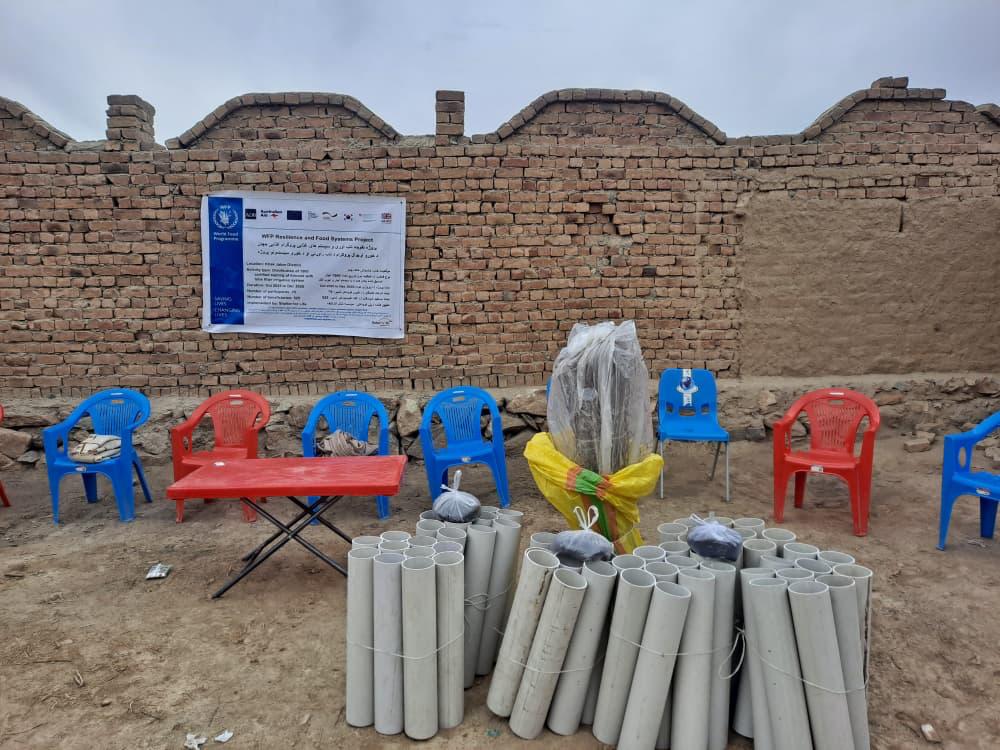 توزیع ۱۵۰۰ اصله نهال بادام و لوازم آبیاری برای ۷۵ باغدار در ولسوالی خاکجبار کابل