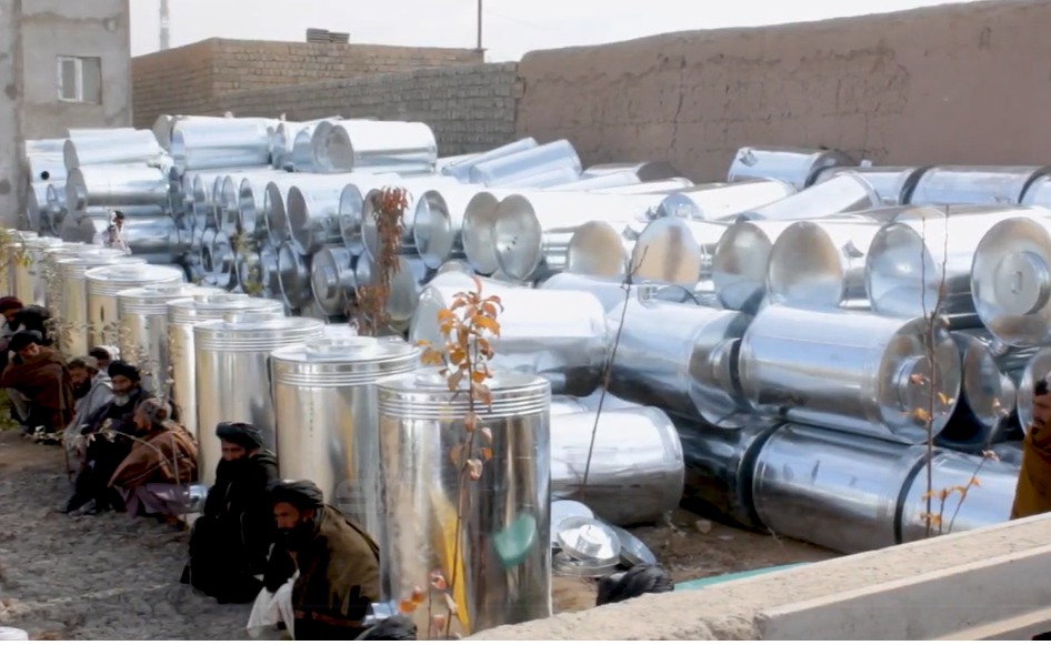 روزګان کې له ۳۰۰ کروندګرو سره مرسته؛ ۶۰۰ کندوان، نغدي ملاتړ او نورې کرنیزې اسانتیاوې ورکول کېږي