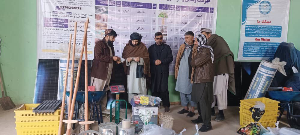 توزیع وسایل زراعتی برای سبزخانه‌ها در ولسوالی دهدادی بلخ