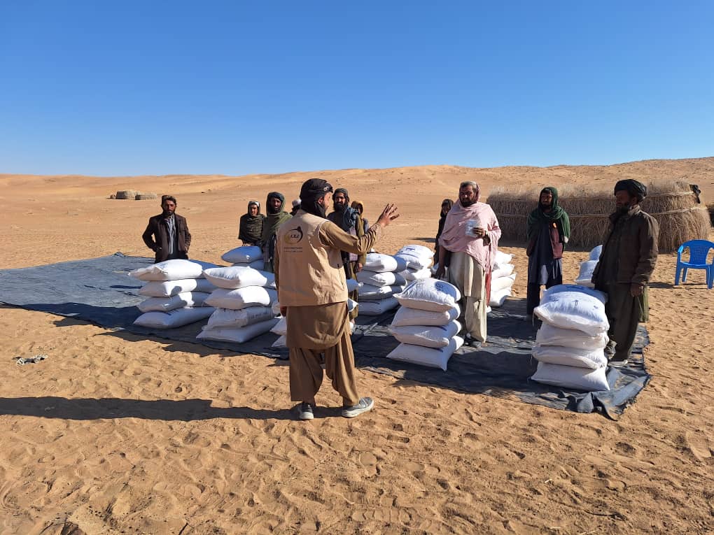 د کندهار ریګستان ولسوالی کې سلګونو مالدارانو ته د څارویو خوراکي توکي ووېشل شول