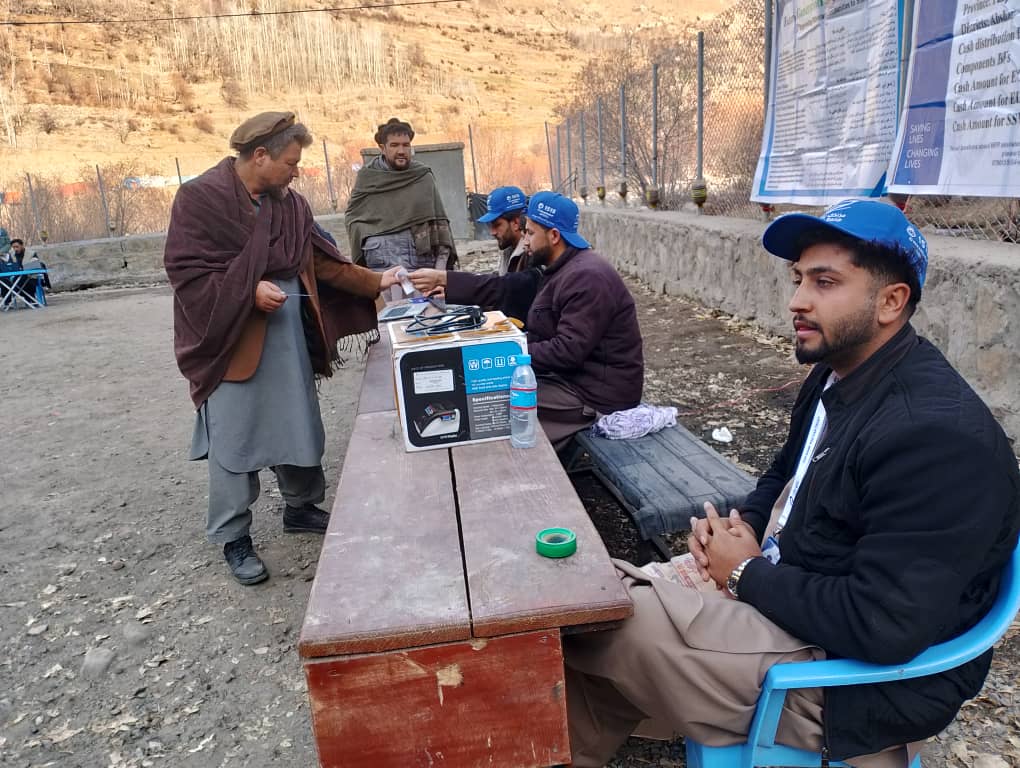 توزیع پول نقد برای حمایت از خانم‌های مستحق در ولسوالی عنابه