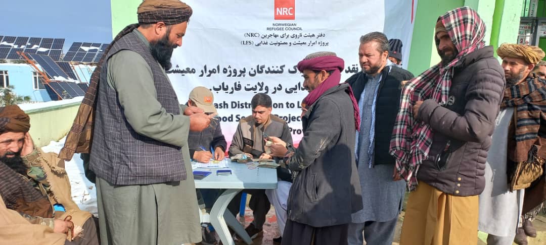 توزیع کمک‌های نقدی برای خانواده‌های نیازمند در ولایت فاریاب