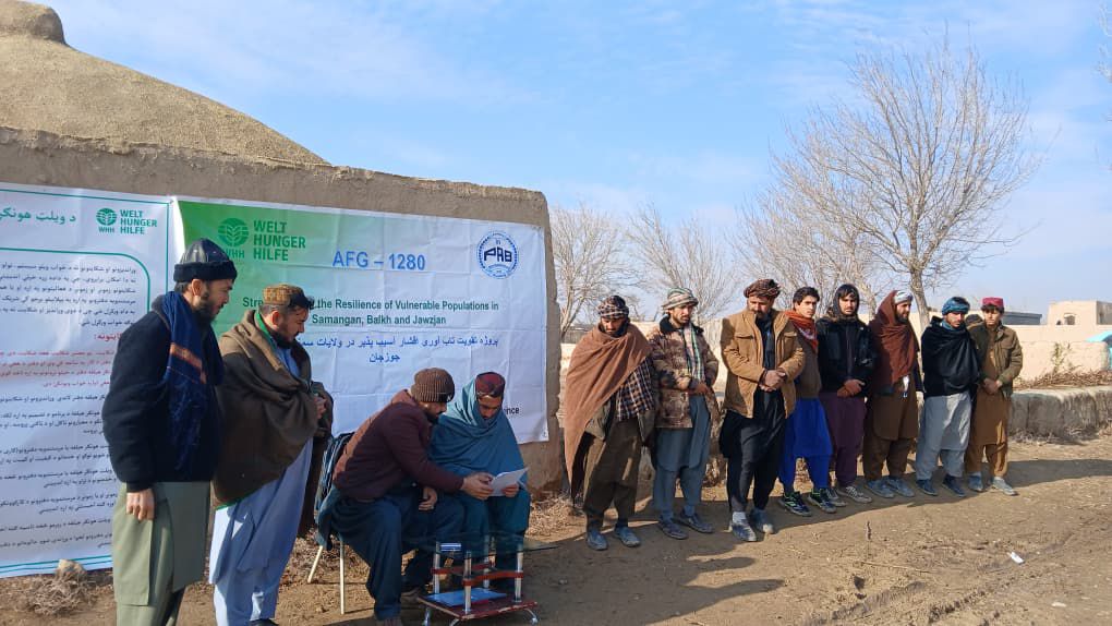 توزیع وسایل اصلاح طویله‌های حیوانی در ولسوالی چهار بولک بلخ