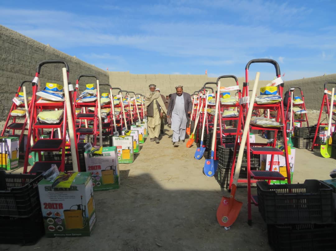 ننګرهار کې پر یوشمېر بڼوالو د بڼوالۍ اړوندو توکو وېش لړۍ پیل شوه