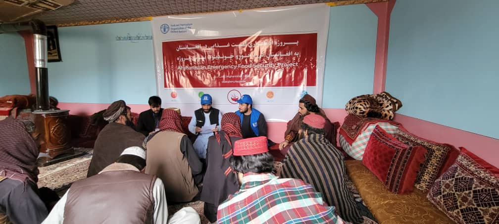 د میدان وردګو دوو ولسوالیو کې پر لسګونو بزګرانو د سبو تخمونه او کیمیاوي سرې وېشل کېږي