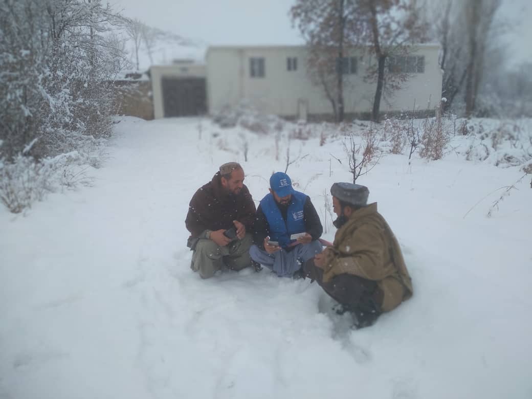 د میدان وردګو نرخ ولسوالی کې پر لسګونو بزګرانو د سبو تخمونه او کیمیاوي سرې وېشل کېږي