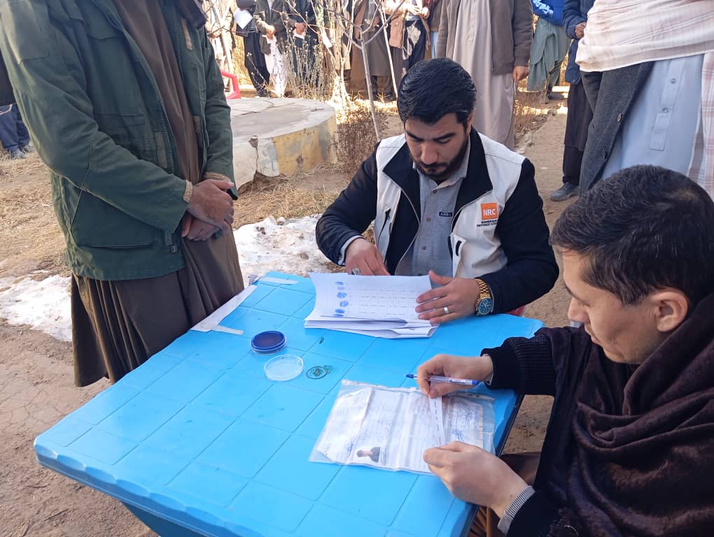 توزیع پول نقد برای بی‌جا شده‌گان و عودت‌کننده‌گان در ولایت بادغیس