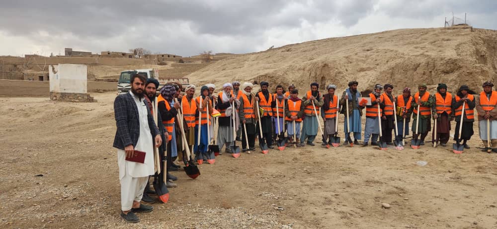 ریاست زراعت، آبیاری و مالداری ولایت بادغیس به‌منظور رشد و توسعه باغداری و تقویت ظرفیت باغداران، وسایل و تجهیزات باغداری را برای شماری از دهاقین توزیع کرد.