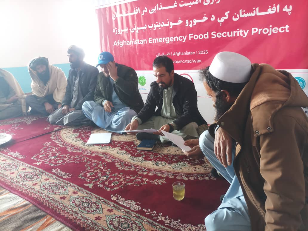 د میدان وردګو جغتو ولسوالی کې پر لسګونو بزګرانو د نخودو تخم او کیمیاوي سرې وېشل کېږي