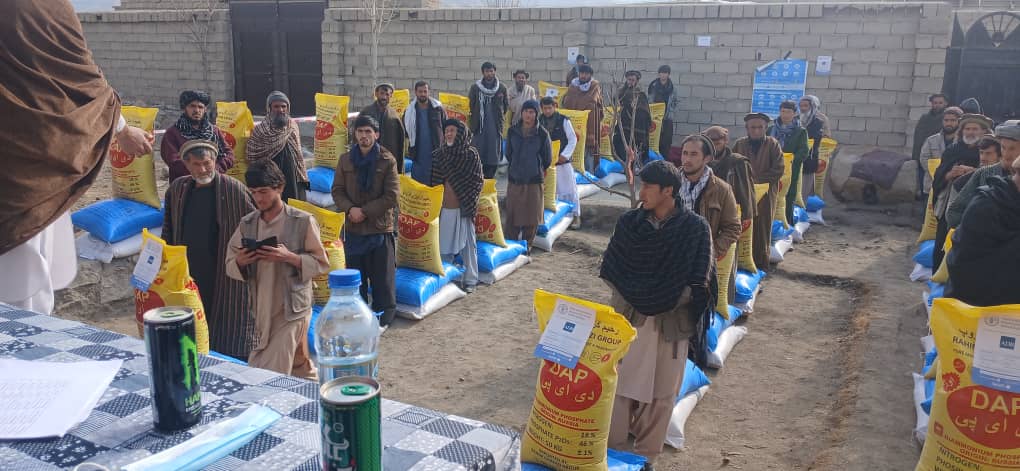 توزیع تخم اصلاح‌شده گندم و کودهای کیمیاوی برای ۱٬۹۰۰ تن دهقان در ولایت بغلان