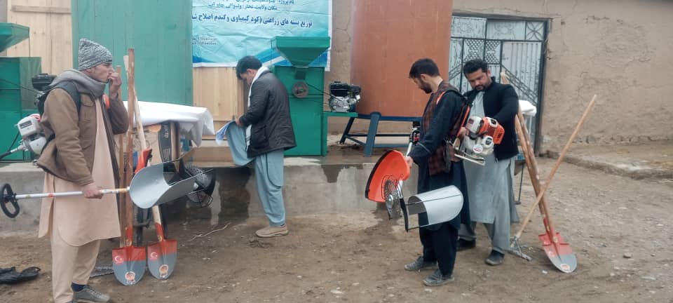 تسلیم‌دهی وسایل تولید تخم بذری گندم به دهقانان در ولسوالی چاه‌آب ولایت تخار