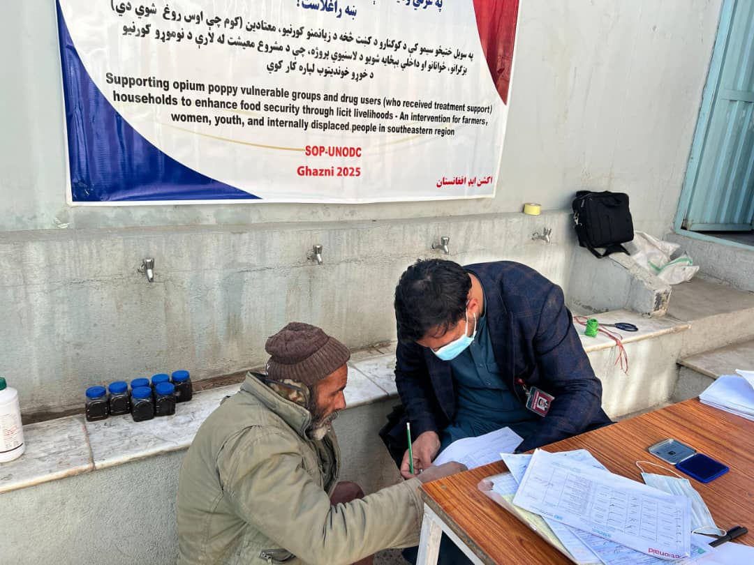 غزني کې ۴۳ بې‌وزله کورنیو ته د هګۍ ورکوونکو چرګانو د وېش لړۍ بشپړه شوه