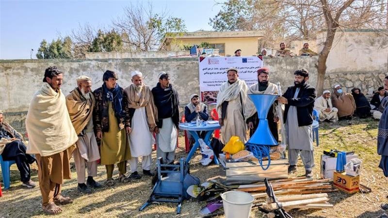 ننګرهار کې د څه باندې ١.٨ میلیونه افغانیو په ارزښت د ژغورنې وسایل ووېشل شو