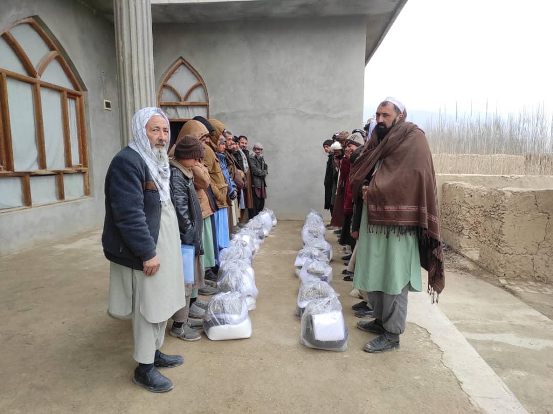 توزیع مواد خوراکی حیوانی برای مالداران در ولسوالی شولگره بلخ