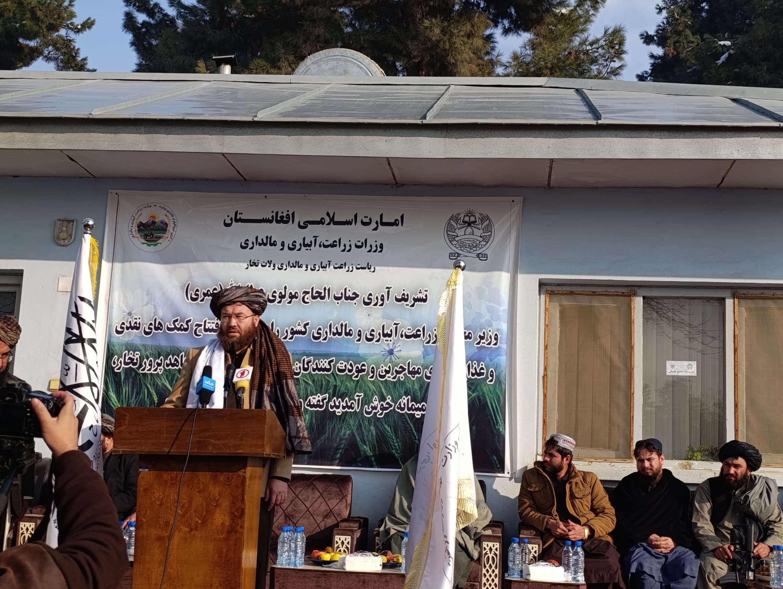 د کرنې وزیر راستنو شویو کډوالو ته د نغدي او خوراکي مرستو د وېش په موخه تخار ته ورسېد