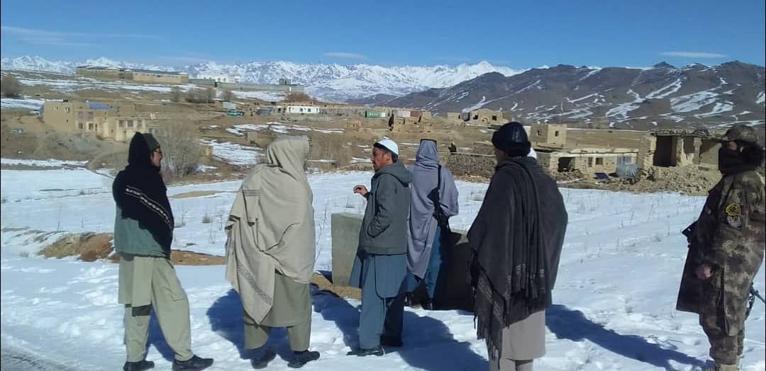 دمیدان وردګو ولایت دکرنې رییس د یوشمېر ولسوالیو له چارواکو سره وکتل