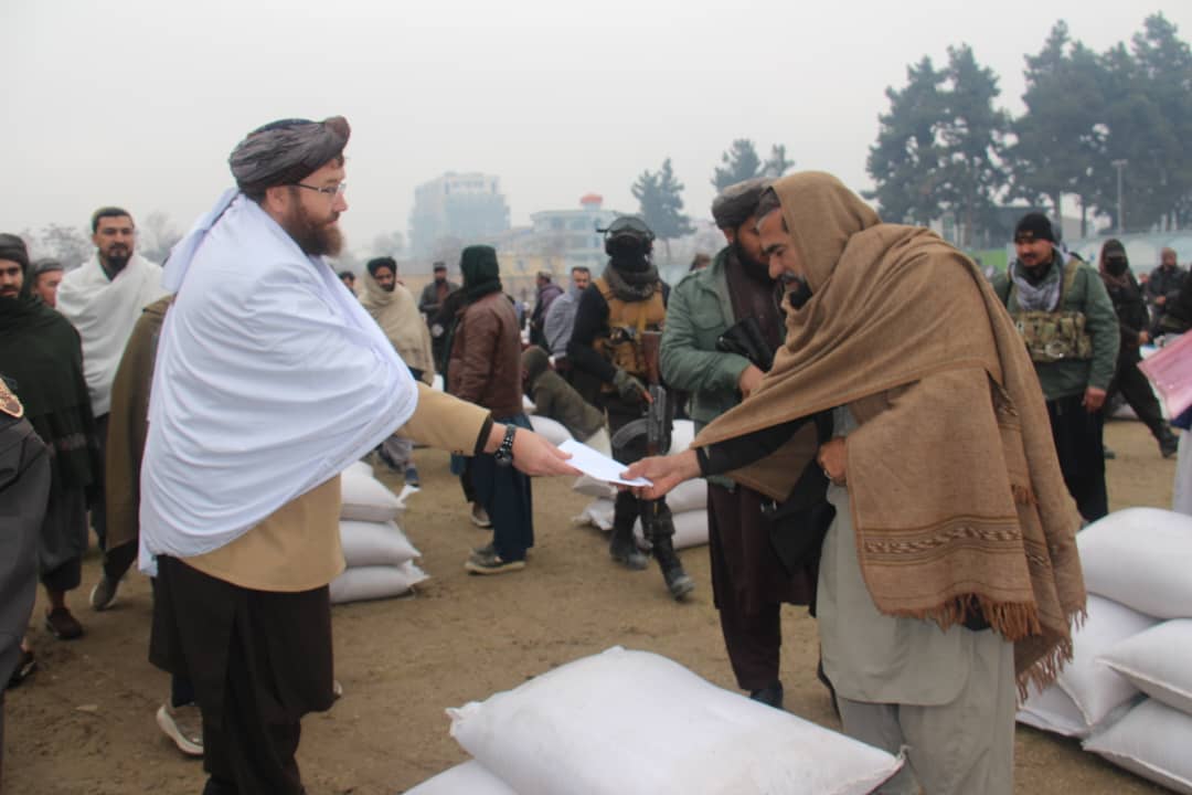 کندز کې راستنو شویو کډوالو ته د نغدي او خوراکي مرستو د وېش بهیر پیل شو