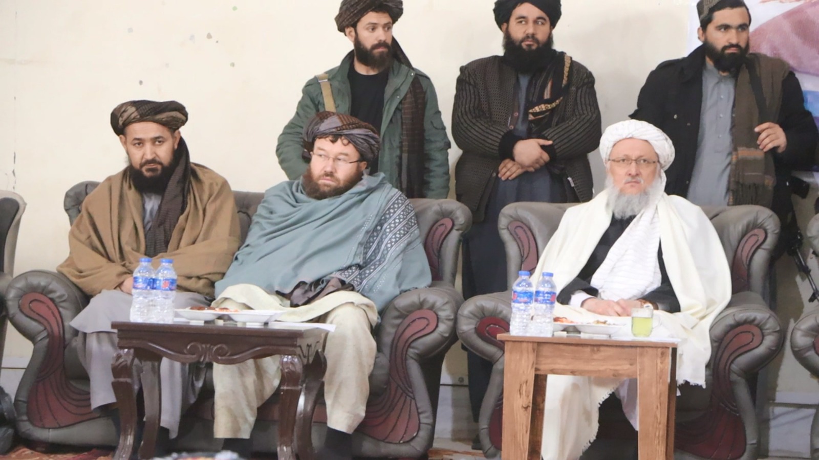 جوزجان کې پر دوه زره او ۲۰۰ کډوالو کورنیو د خوراکي غنمو او نغدو پیسو وېش