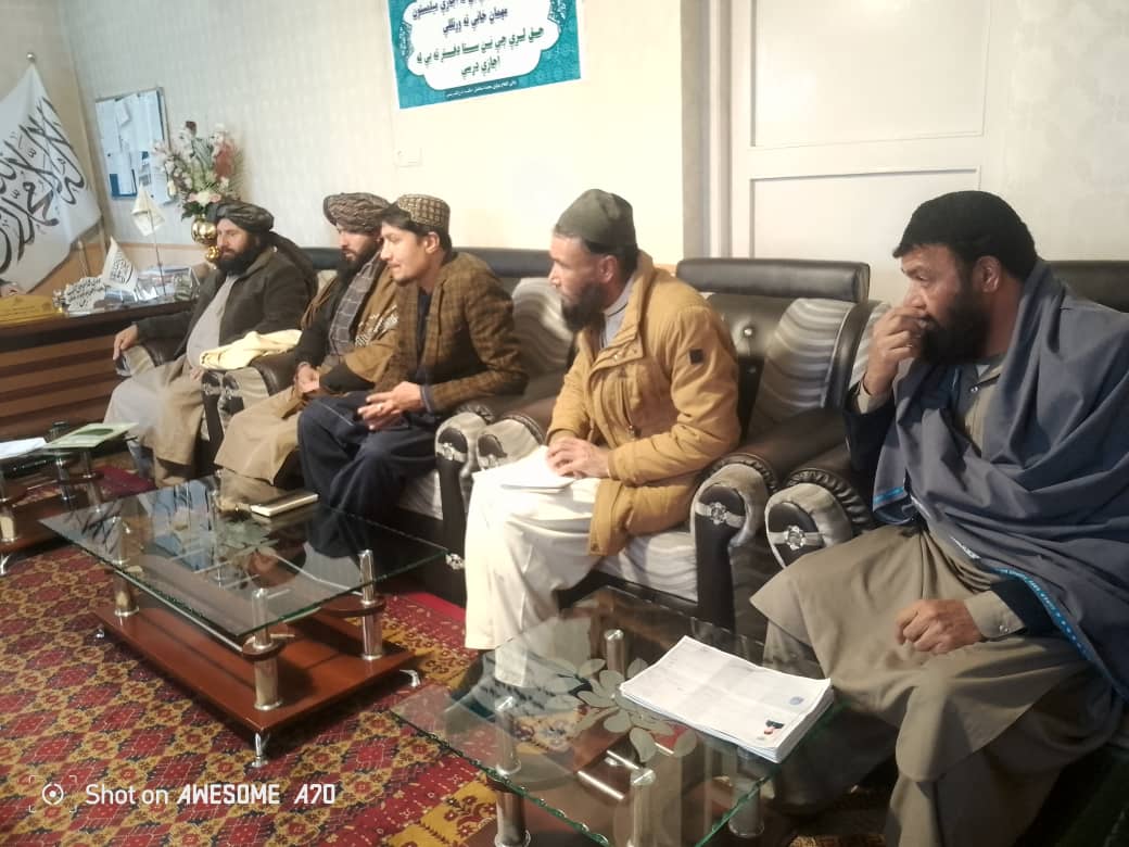 د غزني دکرنې رییس د خصوصي سکټور د پراختیا له چارواکو سره وکتل