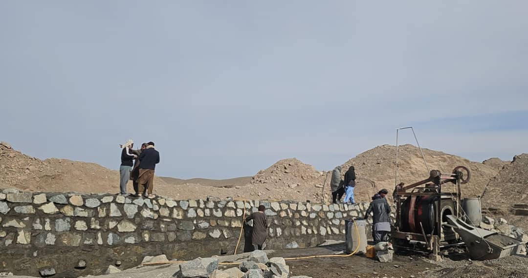 تلاش‌ها برای مهار آب‌های بارانی؛ کار ساخت چک‌دم جدید در ژړۍ کندهار ۵۰ درصد تکمیل شد